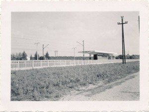 źródło: "Dawny Sulejówek" - zdjęcie stacji w Sulejówku w roku około 1940. Identyczna stacja istniała w Halinowie.