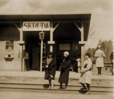 Zdjęcie z książki "Halinów dawniej Skruda" - przystanek kolejowy SKRUDA około roku 1913