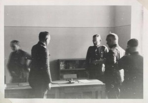 7 września 1939 , Szkoła w Sulejówku - dzisiejsze Przedszkole nr 1, przy ul. Paderewskiego 47. Fotografia z pierwszej fazy rozmów polsko-niemieckich, po której polska delegacja wraz z niemieckimi oficerami pojechała bezpośrednio do Rakowca, by podpisać tam zawieszenie broni i wstępne założenia kapitulacyjne stolicy.